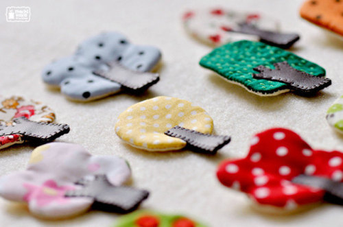 sosuperawesome:Cat Purses and Tree Brooches by mochikaka on EtsyMore posts like thisNew: So Super Aw