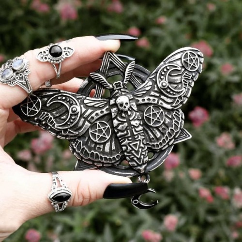 restylepl: Occult Moth Hairclip 🦋WWW.RESTYLE.PL 🖤 worldwide shipping  📸 @hellaholics 🌹https://www.instagram.com/p/B3G13NAC2l3/?igshid=1xse4uyiskcqt