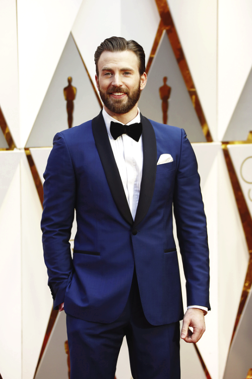 chrisevansedits: Chris Evans arrives at the 89th Annual Academy Awards at Hollywood &amp; Highland C