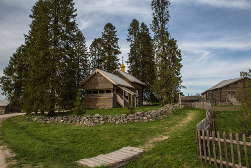 Kinerma (Republic of Karelia, Russia).In the first photo is a wooden chapel built during the 1700s, 