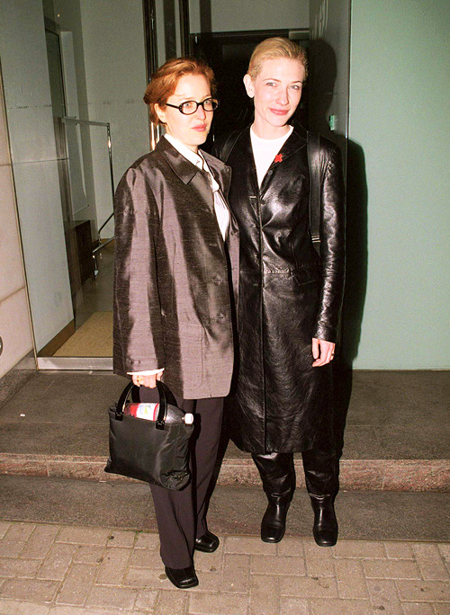 queencate:  Cate Blanchett and Gillian Anderson leaving the Nobu Restaurant in London, 1999 