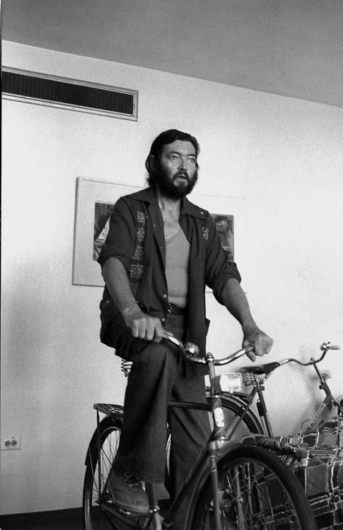 bicimamisvenezuela: Julio Cortázar: “Un cuento es como andar en bicicleta” ¿Qué es un cuento para u