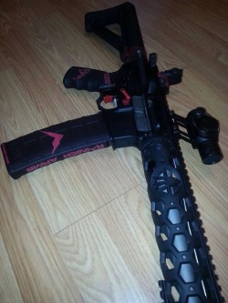 tombstone-actual:  cyrodiil-burns:  igunsandgear:  Excellent work by Art of War LLC.  Excellent work? That’s a clown gun.  love Rainier arms.. but damn hah