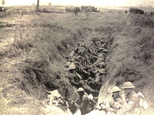 Canadians holding a ditch during the battle of the Canal du Nord (27-09-1918 to 01-10-1918) while Ca