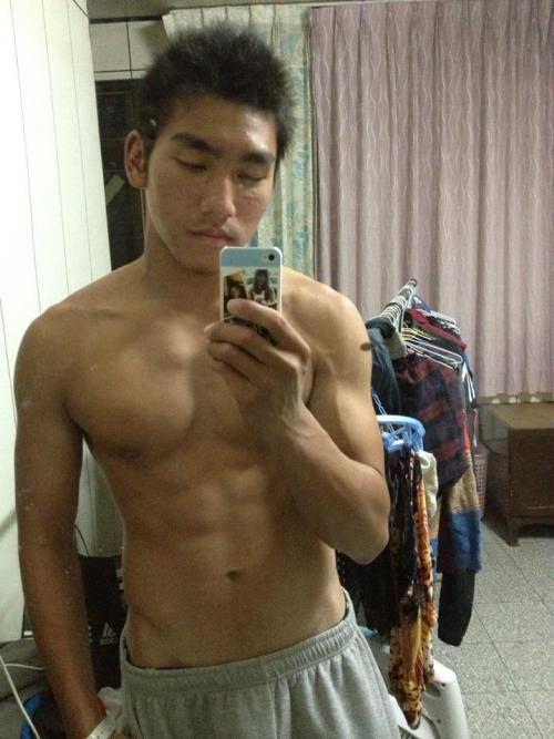 hsxiaoyu:  hbst:  Cute sporty guy!  Follow: http://hsxiaoyu.tumblr.com/ You can find more 