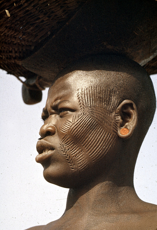 ukpuru:  wayworld:Izere woman, near Jos, Nigeria. By Eliot Elisofon, 1959.  [Greater Niger Series]