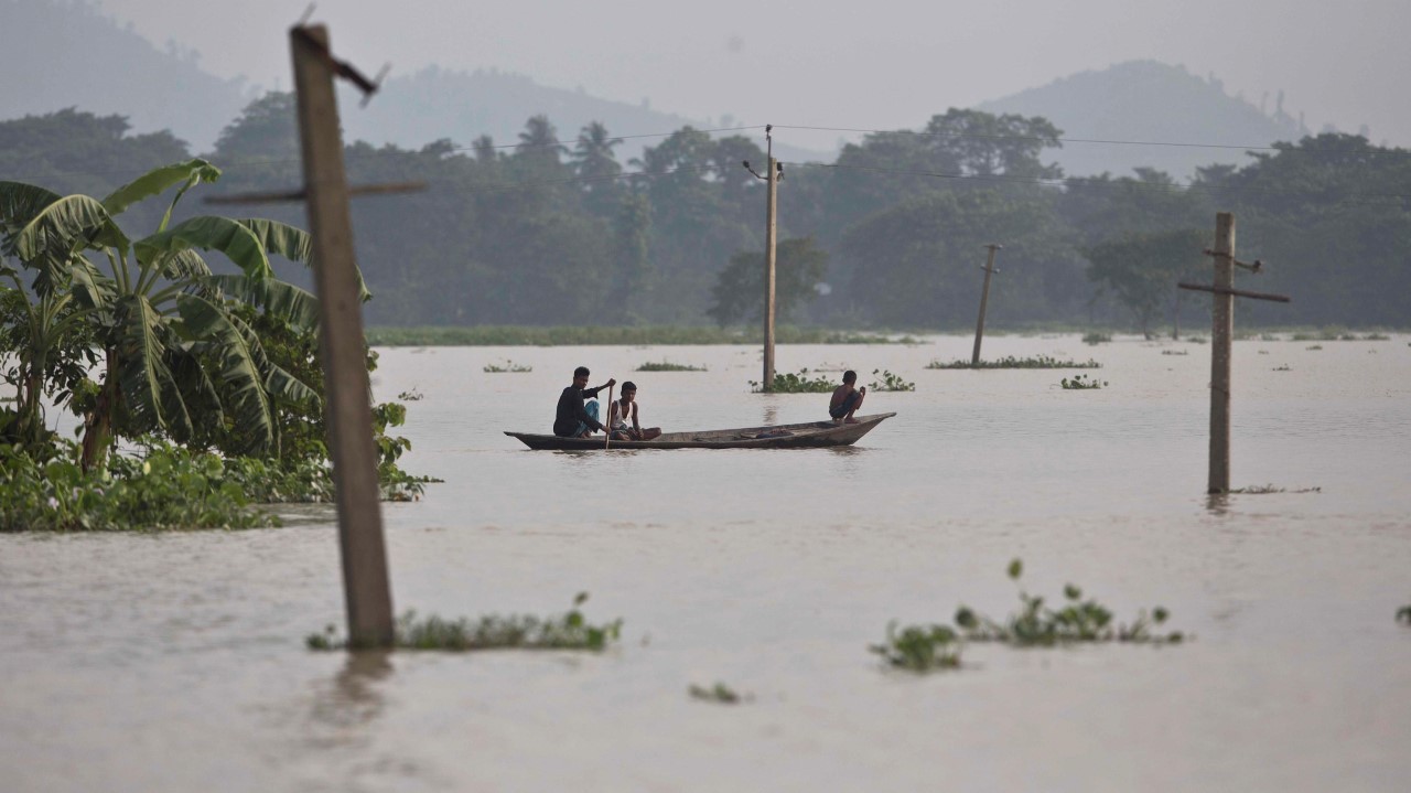 BAJO EL AGUA. Imágenes de las inundaciones en el distrito de Morigaon, estado de Assam, India, el 15 de agosto de 2017. Las fuertes lluvias monzónicas han desatado deslizamientos e inundaciones que mataron a cientos de personas en los últimos días y...