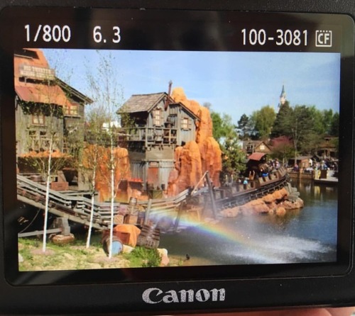 There’s magic in the air here at #disneylandparis #dlp25 #25thanniversary (at Molly Brown Rive