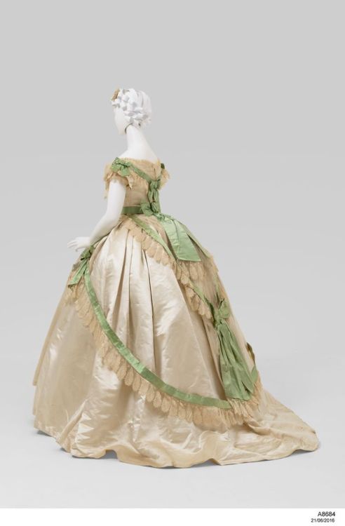 fashionsfromhistory: Wedding Dress with Interchangeable Bodicesc.1865Museum of Applied Arts &amp