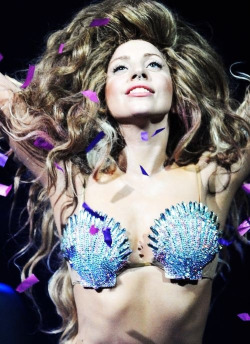 ruelablue:  Itunes Festival on We Heart It. http://weheartit.com/entry/75699715/via/BlueShyGirl