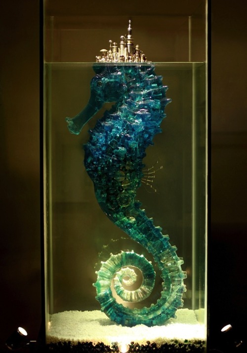 lemon2jul:cubebreaker:Chinese artist Hu Shaoming created this sculpture of a seahorse being crushed 