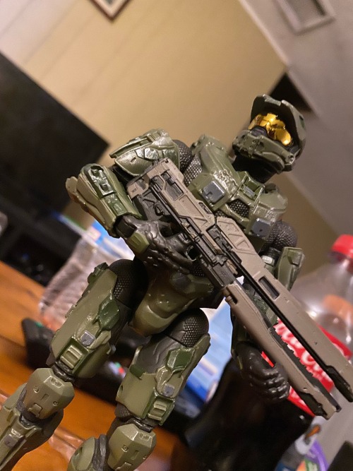 The Master Chief Looked Over Kivs Shoulder In Amusement, Despite Not Being Able To See His Face She Could