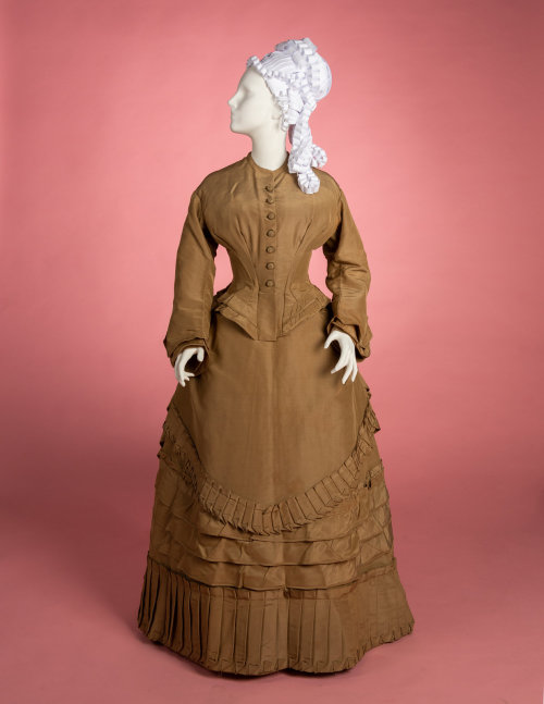 Day dress, 1870′sFrom Hindman