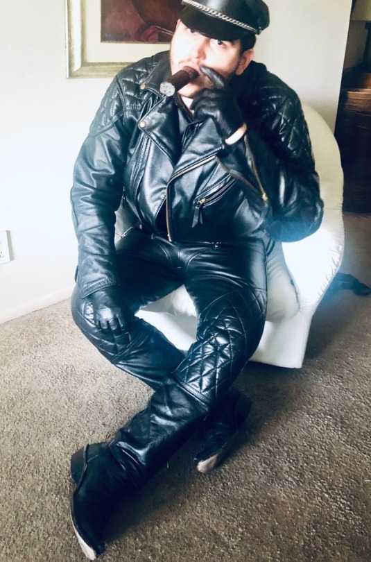 cigarstuds:   Leather Cigar Pig       