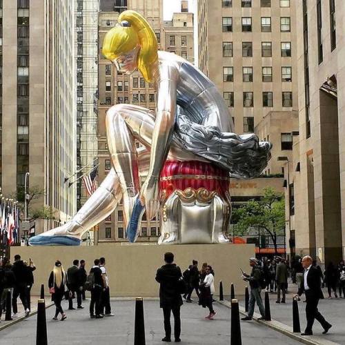  instagram.com/artpeople_gallery   “bailarina sentada” por #jeffkoons en el Rockefeller Center, NY  