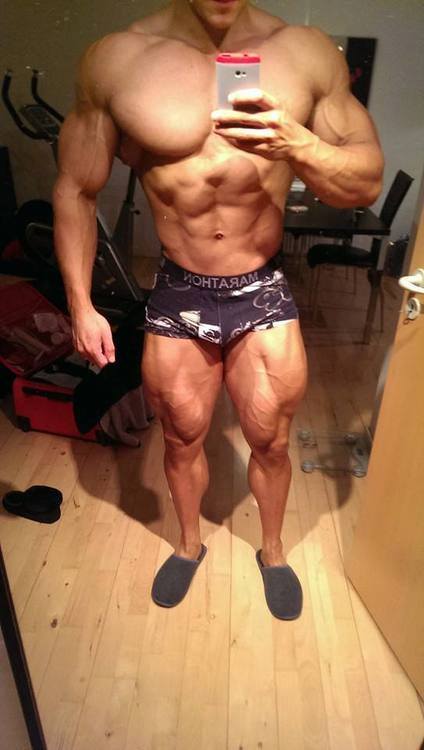 swoldiers-of-doomsday:  honky-tonk-badonk-adonk:  powerliftinglikewonderwoman:  Damn quads.  I love seeing this guy post these pics where he’s so ripped and manly and then he’s got these cute little slippers it just makes my day  and a tiny waist.