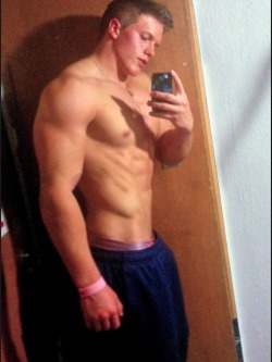 bromofratguy:  Damn. This is what I wanna look like. that way I can manhandle my bottoms. :p 