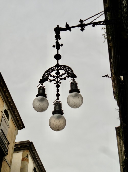 Farola, barrio gotico - fanal, barri gòtic, Barcelona, 2019.Barcelona has an amazing array of street