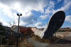 sixpenceee:  Gulliver’s Kingdom was a failed theme park located near Kawaguchi-machi, Yamanashi prefecture in Japan. The park’s closing was a result of poor ticket sales, probably had something to do with its rather unfortunate locale. The park was