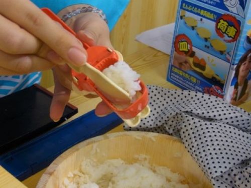 This fun toy set lets children experience conveyer belt sushi for the first time in the comfort of t