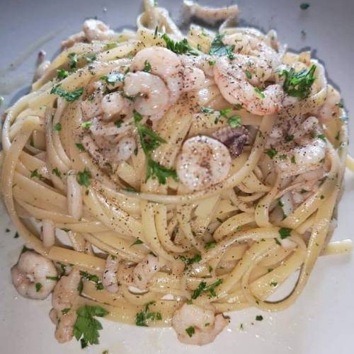 Linguine calamaro e gamberetto
Ricetta di Salvatore Garofalo‎
rosolare uno spicchio di aglio… Gambi di prezzemolo e peperoncino….. Non appena rilasciano il sapore li tolgo e faccio sciogliere una acciuga…. Aggiungo il calamaro. tagliato fine.. Ed i...