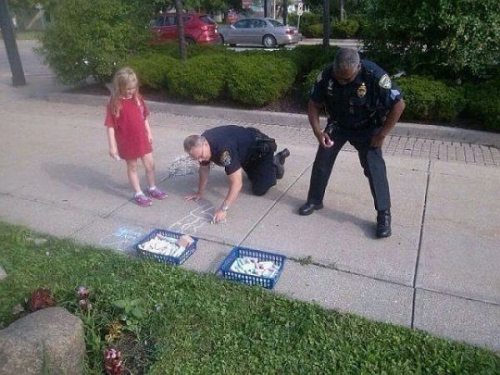 dottydayedream: thegoodvybe: fiction-vs-reality13: This is what it should mean to be a police office