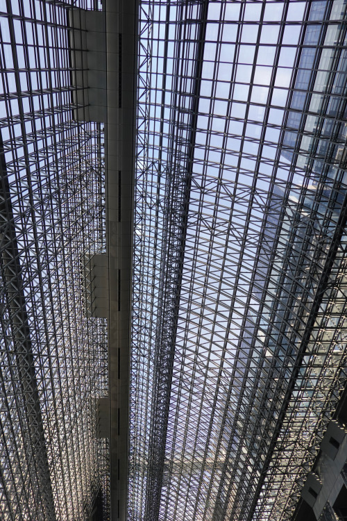 Kyoto Station: roof .. [2[1] / 5[3]] Kyoto is famous for its temples, oases of quiet contemplation. 