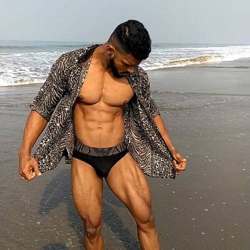 Muscular bodybuilder and fitness model Navin Naik! **Check out @desispeedo on Instagram for more Sou