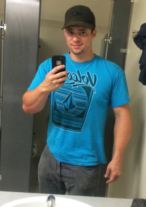 straightdudesexting: Hung straight hunk 