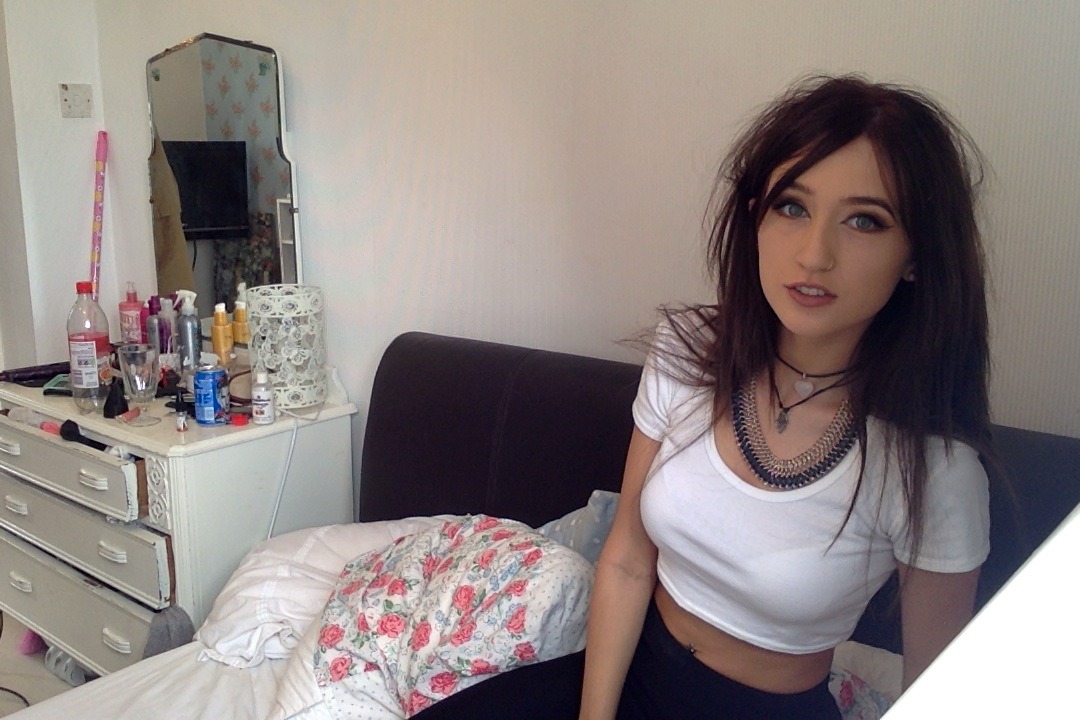 alternative-grunge-girls:  sushiflavour:  lemme take a selfie  ♡alternative babes♡