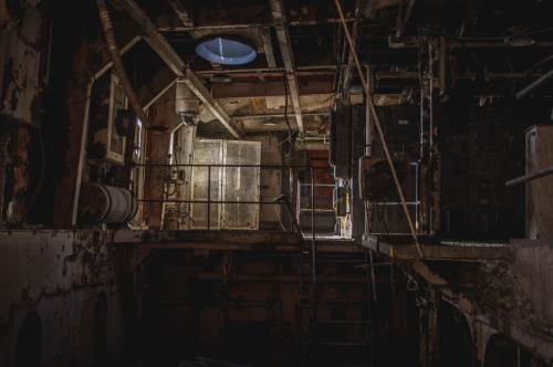 Porn hucknshred:  Abandoned boat on the Mississippi photos