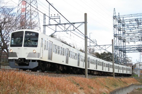 【４５１】朔日に 撮りに行きたる 西武線 白き車体は 他にあらずや