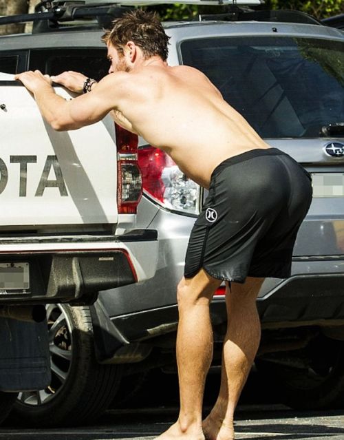 celebrityboyfriend:Chris Hemsworth gets in position 