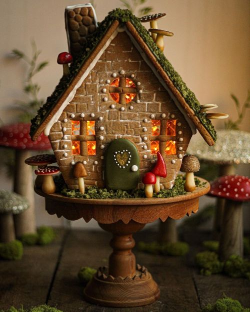 mustloveherbs: “My Gingerbread Toadstool Cottage! It has a “living roof” made from cake crumbs. Ther