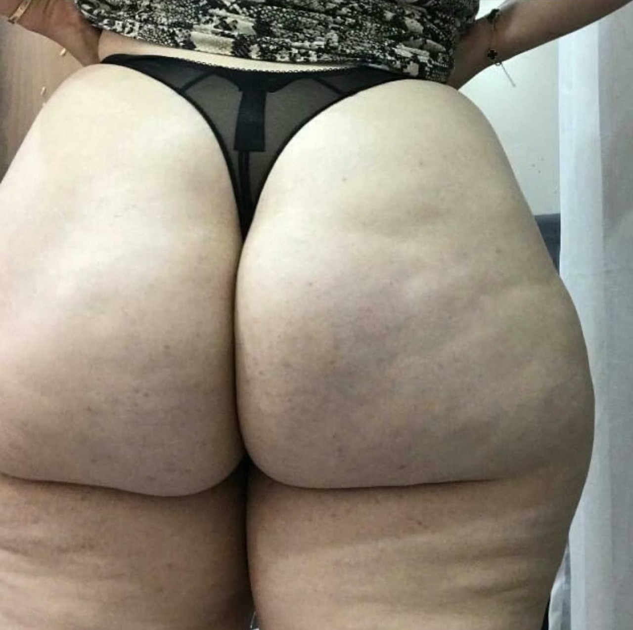 plumpercurveslover:kcidslinga:Beautiful thick phat ass and one lucky thong 