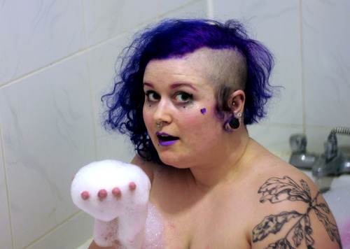 tr-anarchy:dekolonial took pictures of me in the bath :3