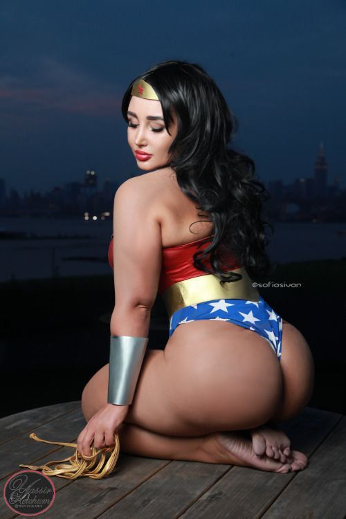 cosplay-booties:  Wonder Butt