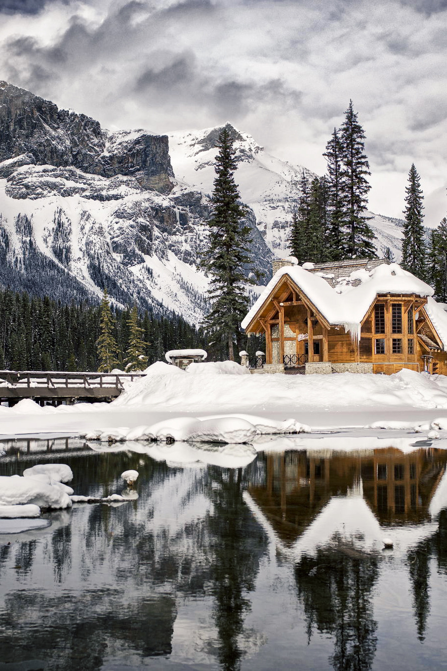 mstrkrftz:  Emerald Lake Lodge by Mike Traynor 