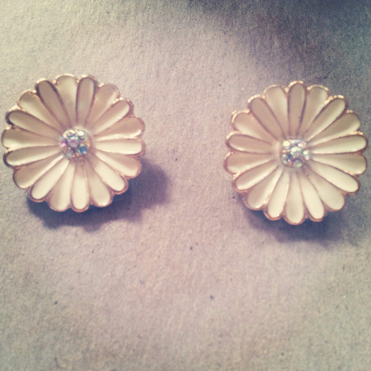 look @ these neat daisy earings which made my ears itch so now i am going 2 use them