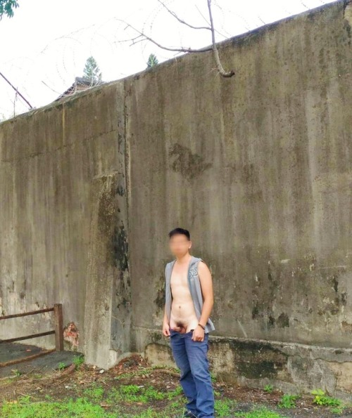 qwer0604-tw: 放假出去玩就是要隨機露出