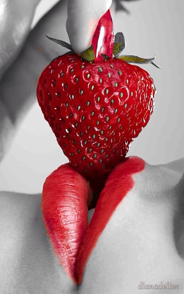 adessoomaipiu:  sexylilkitten:  Lips of temptation 💜💜  T  Awesome