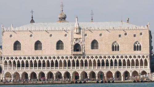 un-monde-de-papier:Venise, le Palais des Doges: la façade donnant sur la mer.Photo 1: cc KrebMarkt http://creativecommon