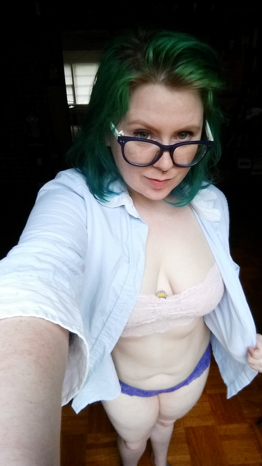 chellesilverstein:    clips4sale | Extralunchmoney| live shows     