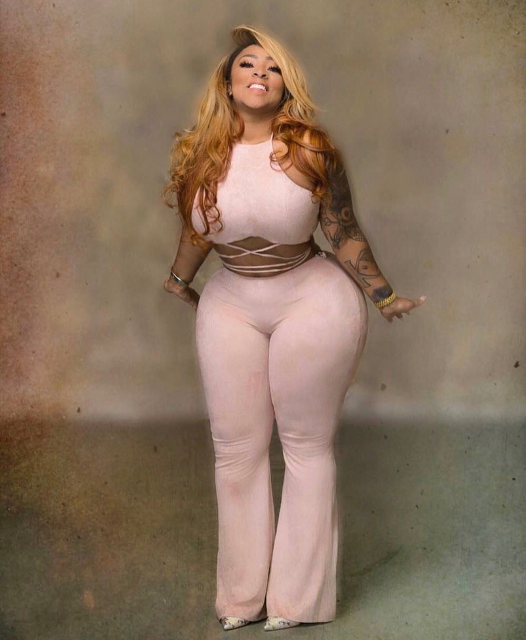 exxxoticwomen:  Hug the curves