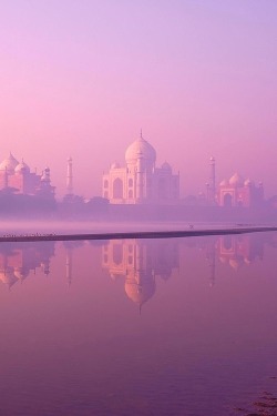 moonglitch:  0rient-express:  lonely Taj |