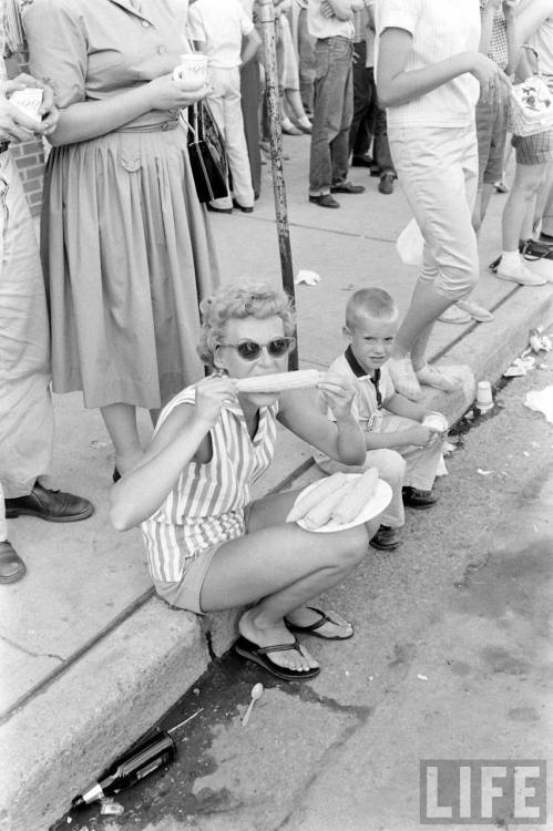 Eating corn on the curb(Robert W. Kelley. 1960)
