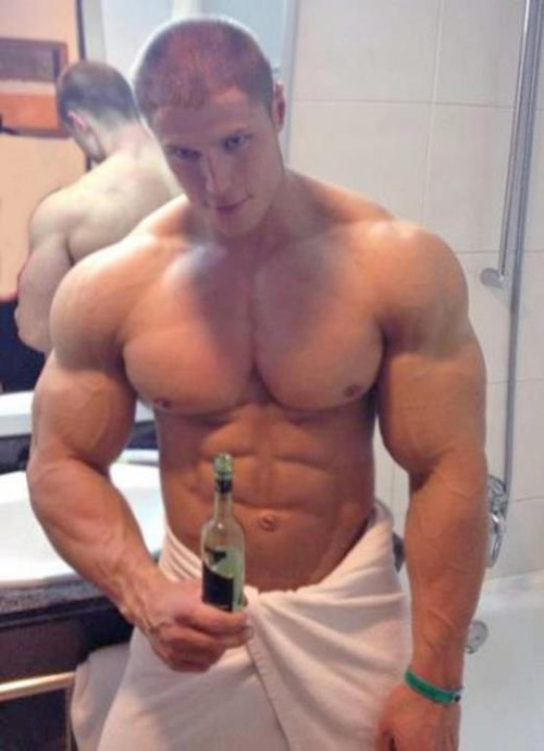 keepemgrowin:  OMFG… huge and perfect!muscle-addicted: Milan Sadek 