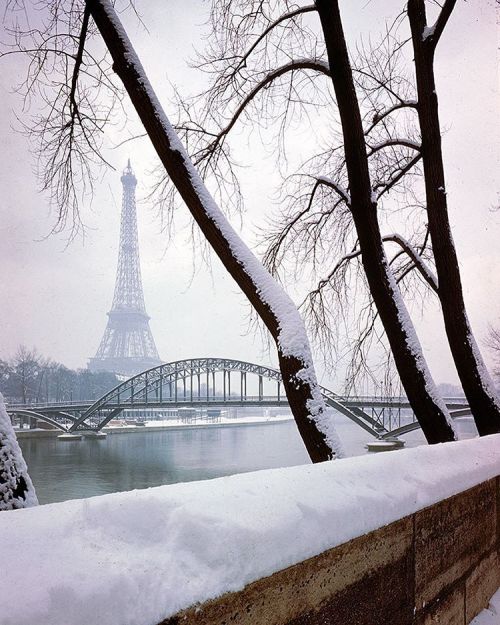 life:
“Paris in the snow - 1948. (Dmitri Kessel—The LIFE Picture Collection/Getty Images) #Paris #eiffeltower #france
”