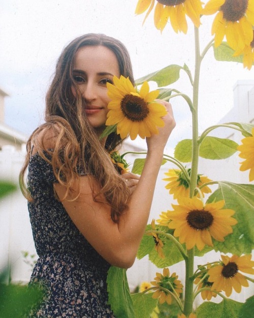 Planted baby seeds and now those babies are taller than me. This one has so many gorgeous bloomsNatu