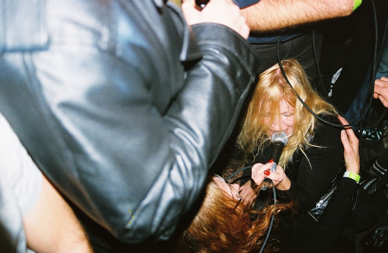 womenofnoise:Pharmakon tackling her mom at a show, photo by Jane Pain